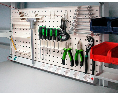 Мастерская с металлическими полками и столешницей